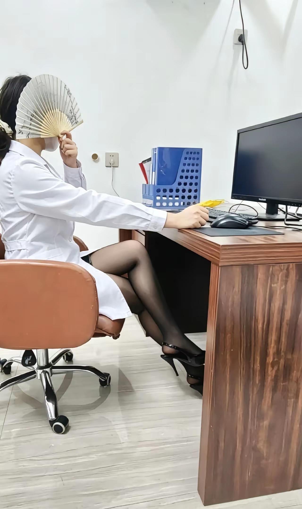 连医生职工的衣着形象，都这么的自由开放了，不知道是不是制度上的管理不到位，还是人