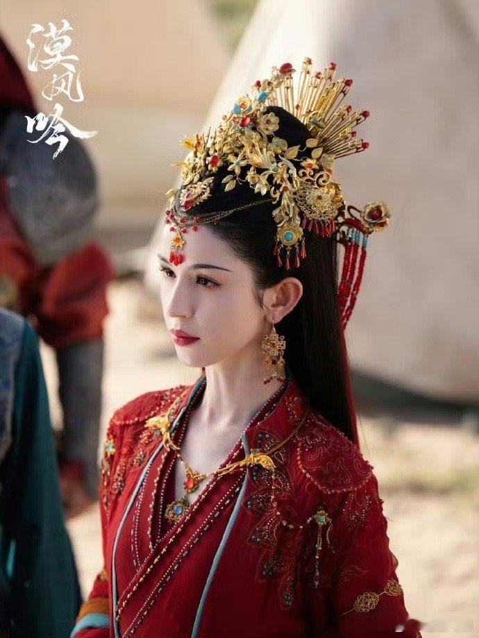 哈妮一身红衣，不愧是新疆美女啊啊啊[憧憬] ​​​