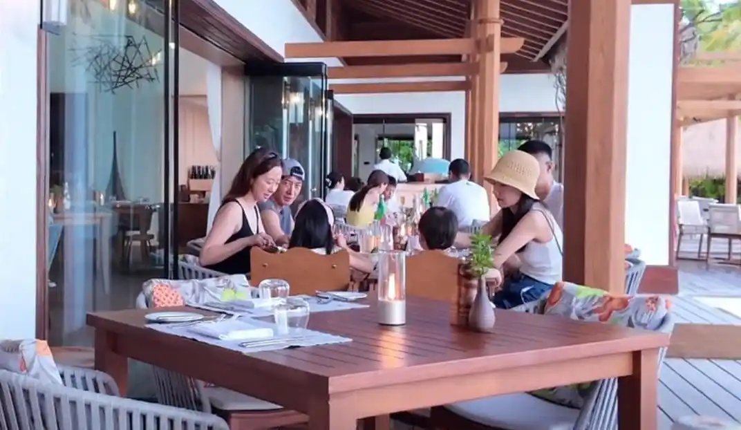 王阳任重一起带家人度假，两家女儿互动温馨，上戏铁三角仅差张铎！ ​​​
