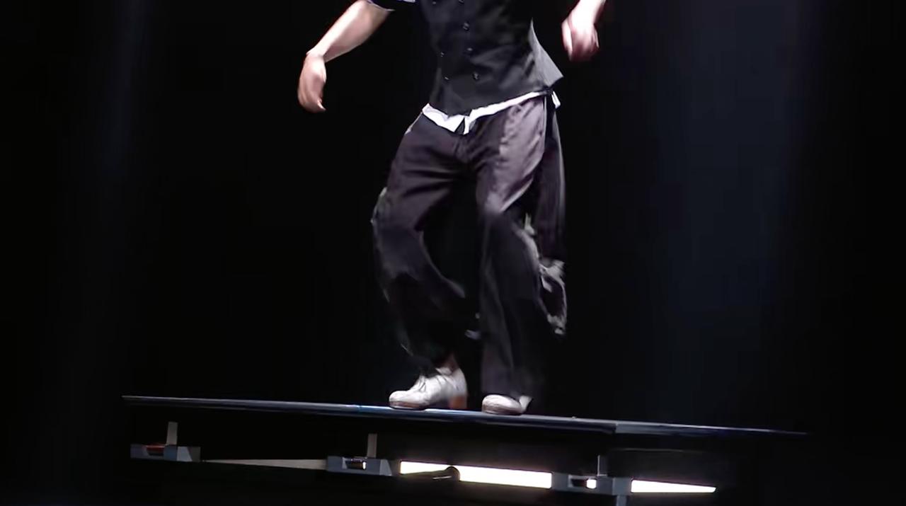 荣耀又整花活了。
在发布会上，让舞者直接站在用Magic8 Pro Air垫着的