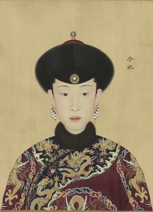 1756年，令妃生下第一个孩子还未出月子，乾隆就迫不及待宠幸她，此后10年她怀孕