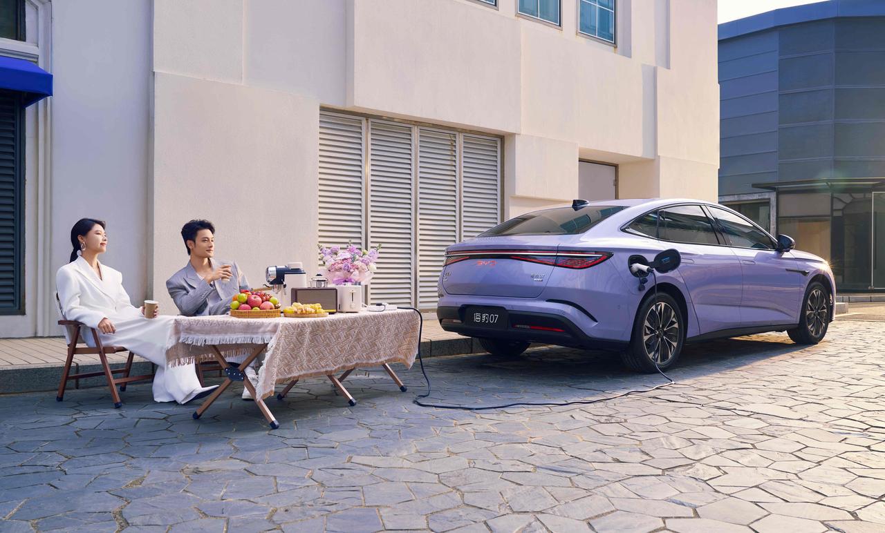 自驾游还揣着自嗨锅？比亚迪车主直接支起了火锅。VTOL移动电站功能现场整活，湖边