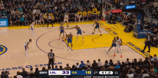 大帽詹姆斯！梅尔顿这球太提气了！
在今天NBA常规赛湖人对阵勇士的第一节比赛中，