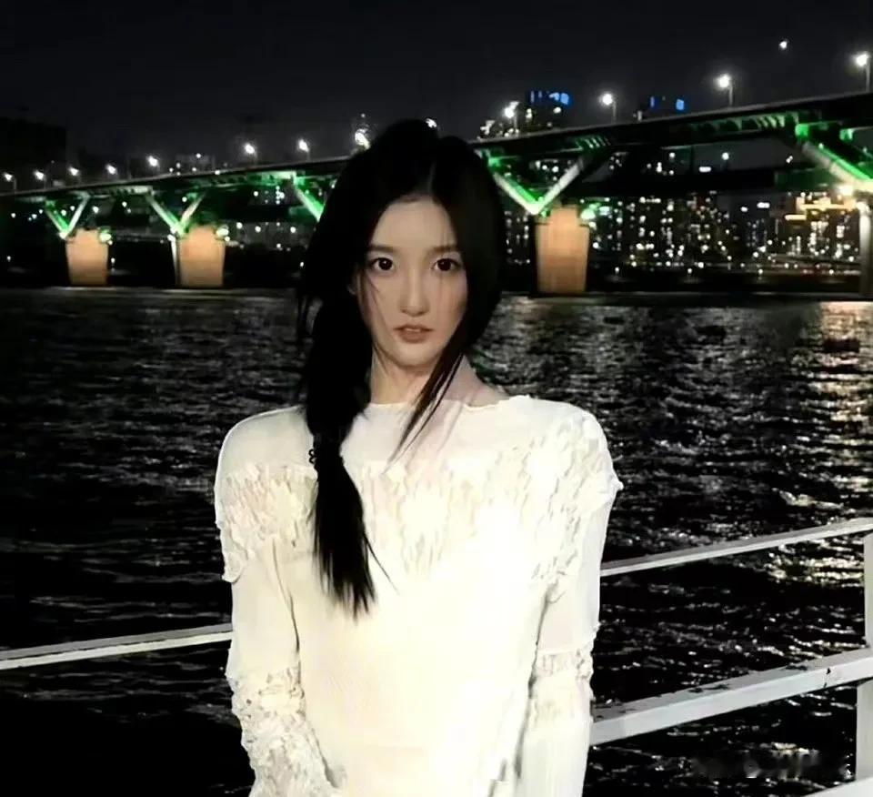 看完林更新的正牌女友，就明白其他人都是烟花！他的女朋友史芮伊也太好看了吧！她在湖
