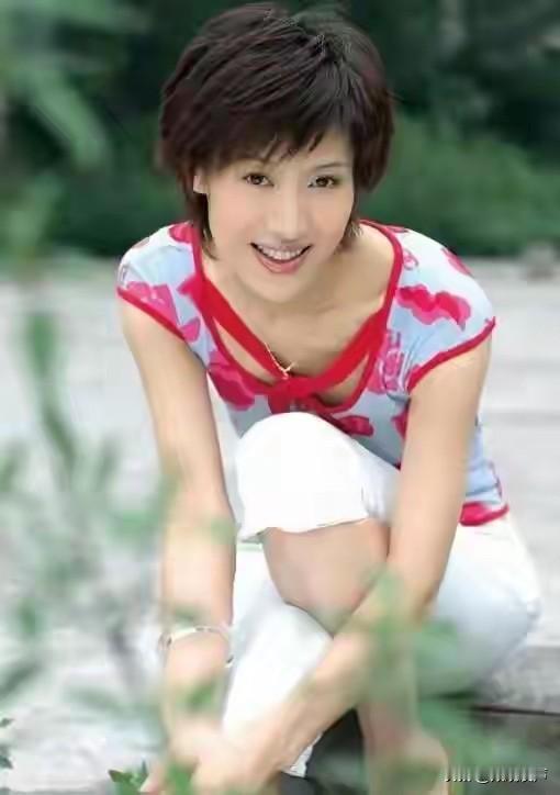 1966 年，她出生于辽宁沈阳，毕业于辽宁省戏曲学校，1985 年主演歌舞剧《搭