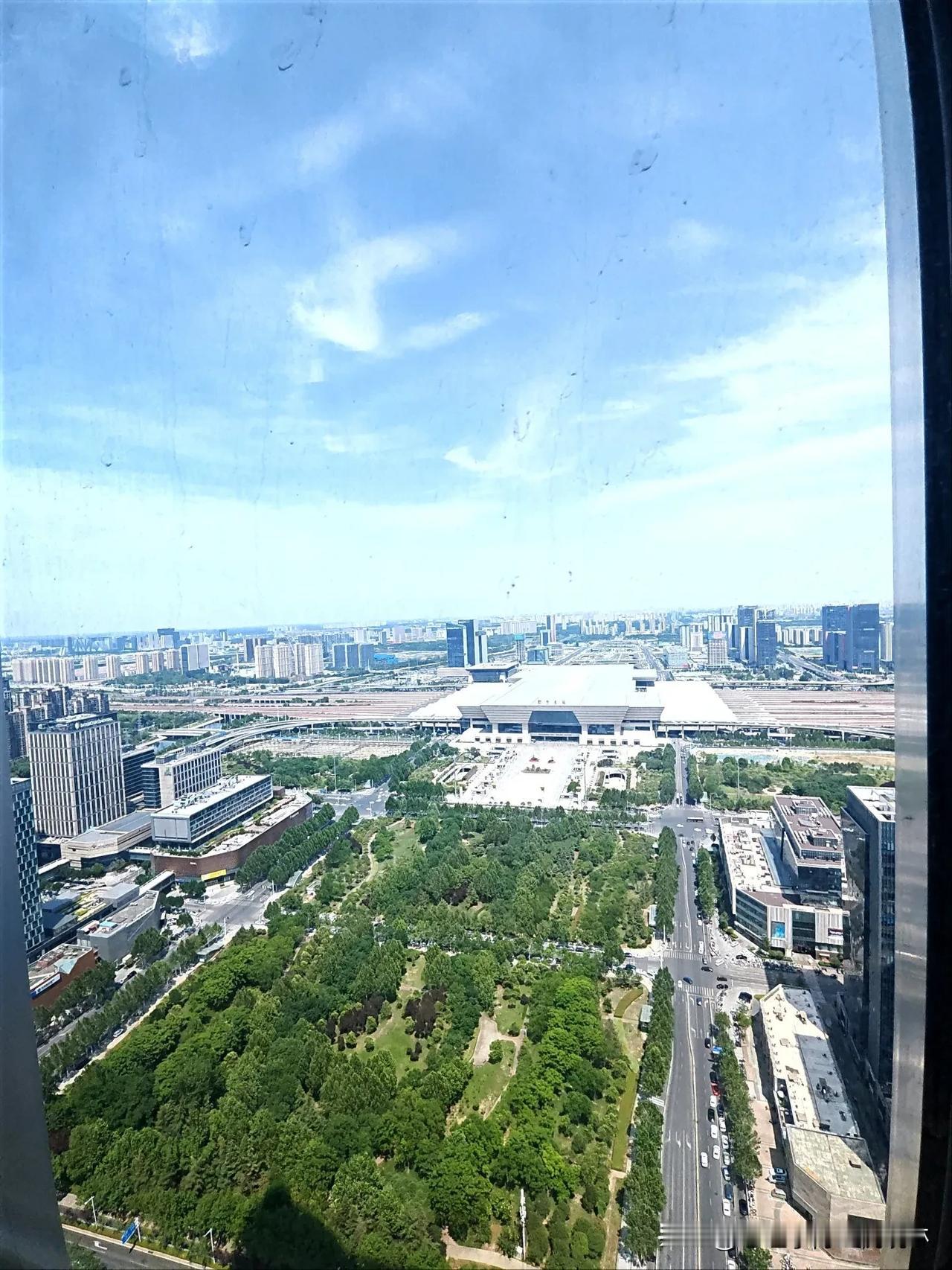 人到中年，拼的是家庭。

人到中年，真正决定生活质量的并不只是经济基础，而是家庭