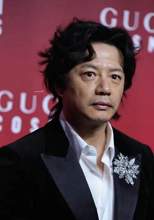 真被段奕宏给笑惨了！
这好歹也是世界级名牌，就不能给点面子好好打扮一下吗？[捂脸