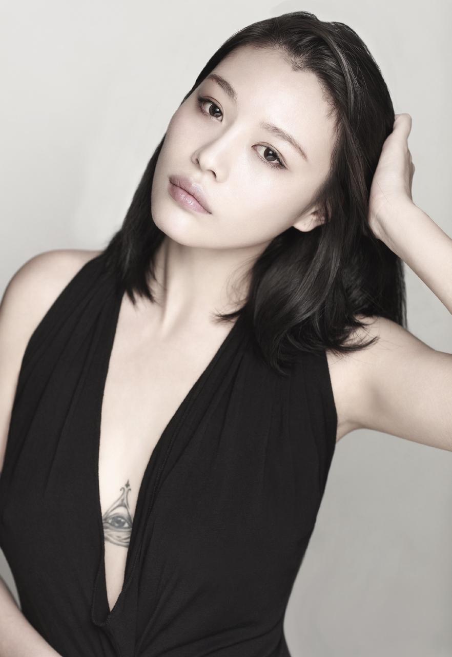 2005年，18岁的葛荟婕被汪峰赶出家门，窘迫的她苦苦哀求汪峰：“毕竟我为你生了