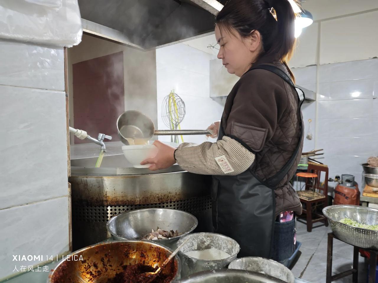 牡丹桥南头，马建国家喝牛肉汤！
提起马建国牛肉汤，朋友们说的最多的是洛阳市搬家最