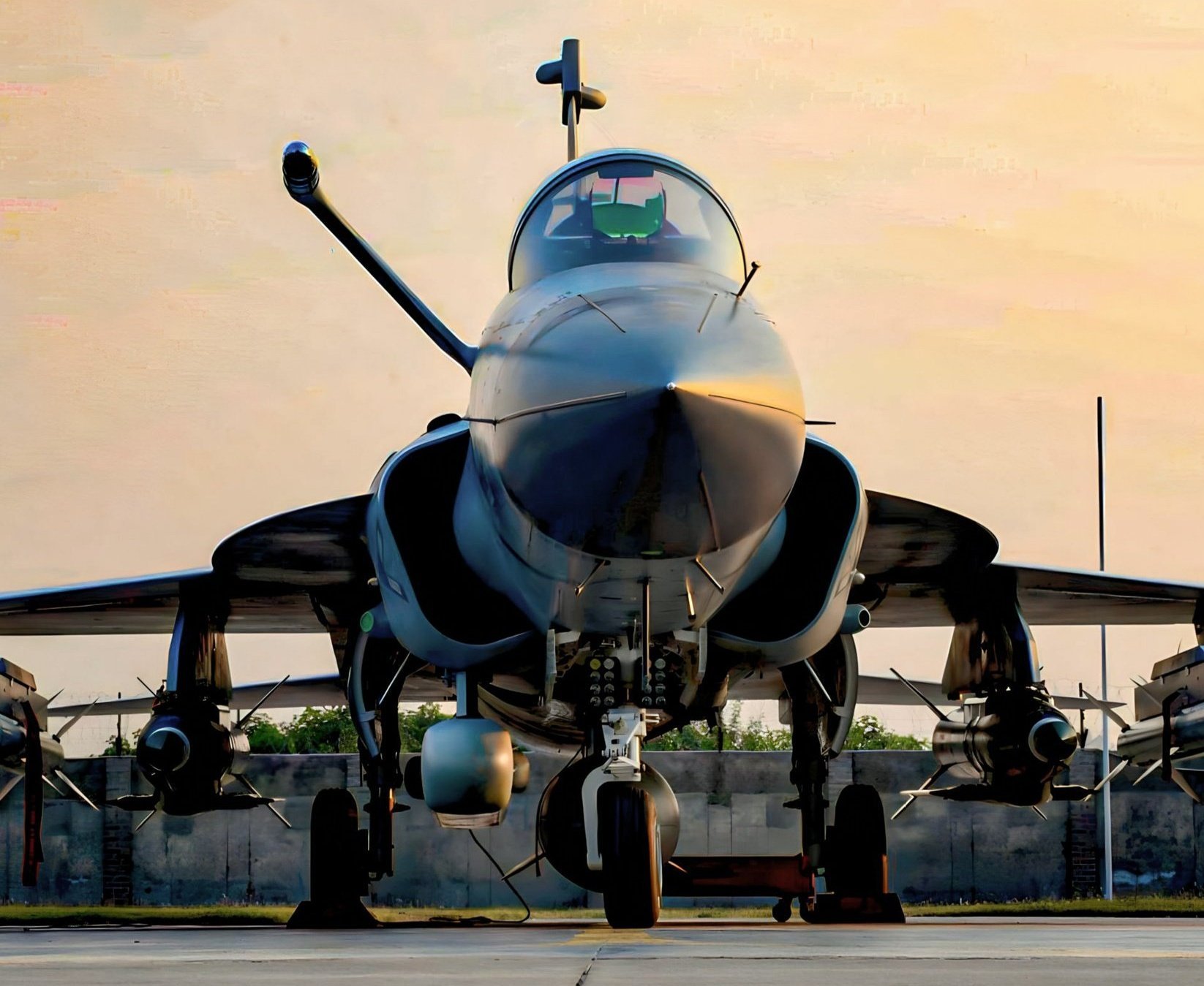 JF-17C装载了02枚AZB-V助推REK炸弹（1000磅），射程超过180公