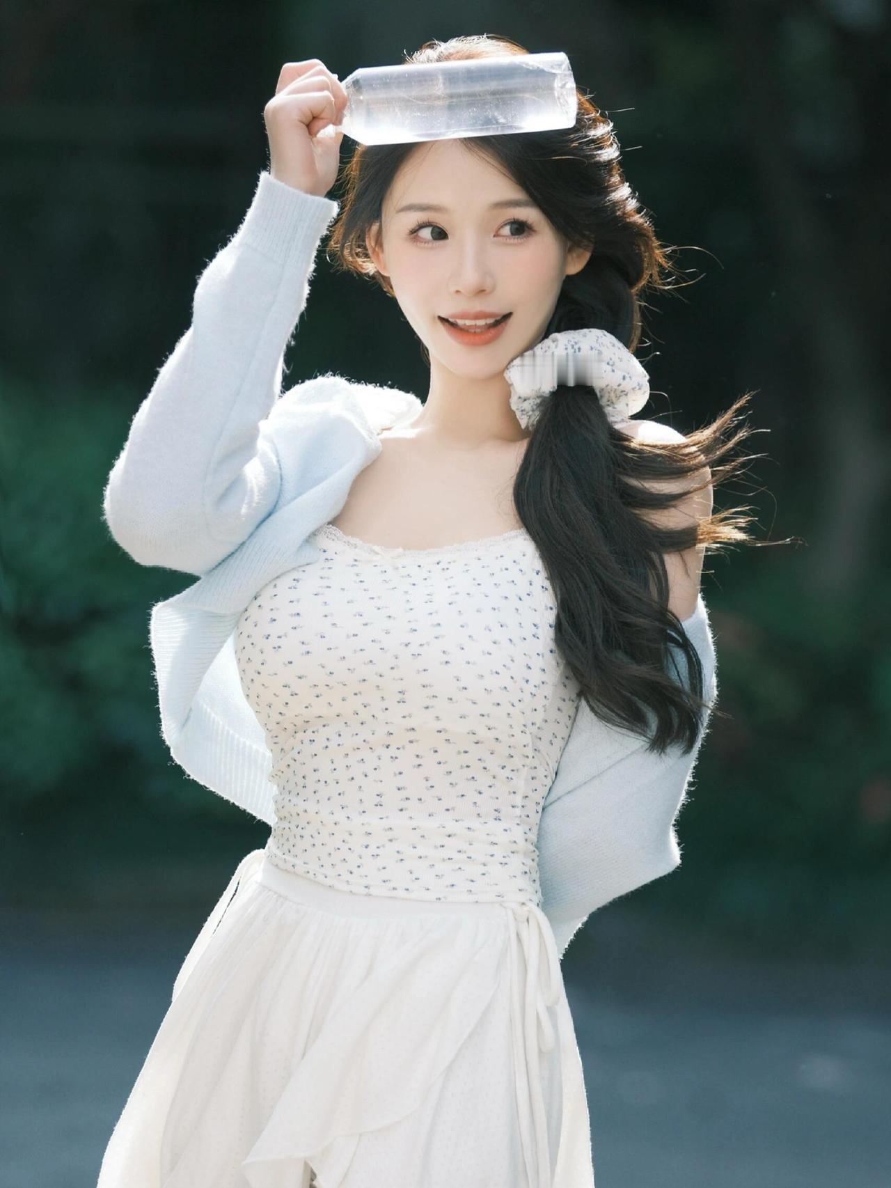 软风轻梳鬓底云，露肩衫子趁春温。半笼烟袖拢天真。
素靥偷融花底月，纤腰暗惹柳边痕