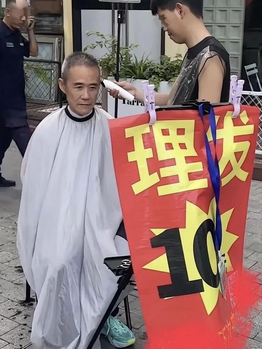 75岁王石坐在街头理发，只花10块钱！

01

曾经的万科掌门人，如今坐在路边