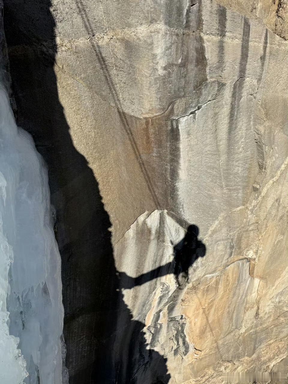 王一博攀岩拜年照 哥哥，咱真是太超前了，拜年竟然是攀岩照🧗♀️怕不是大年初一就