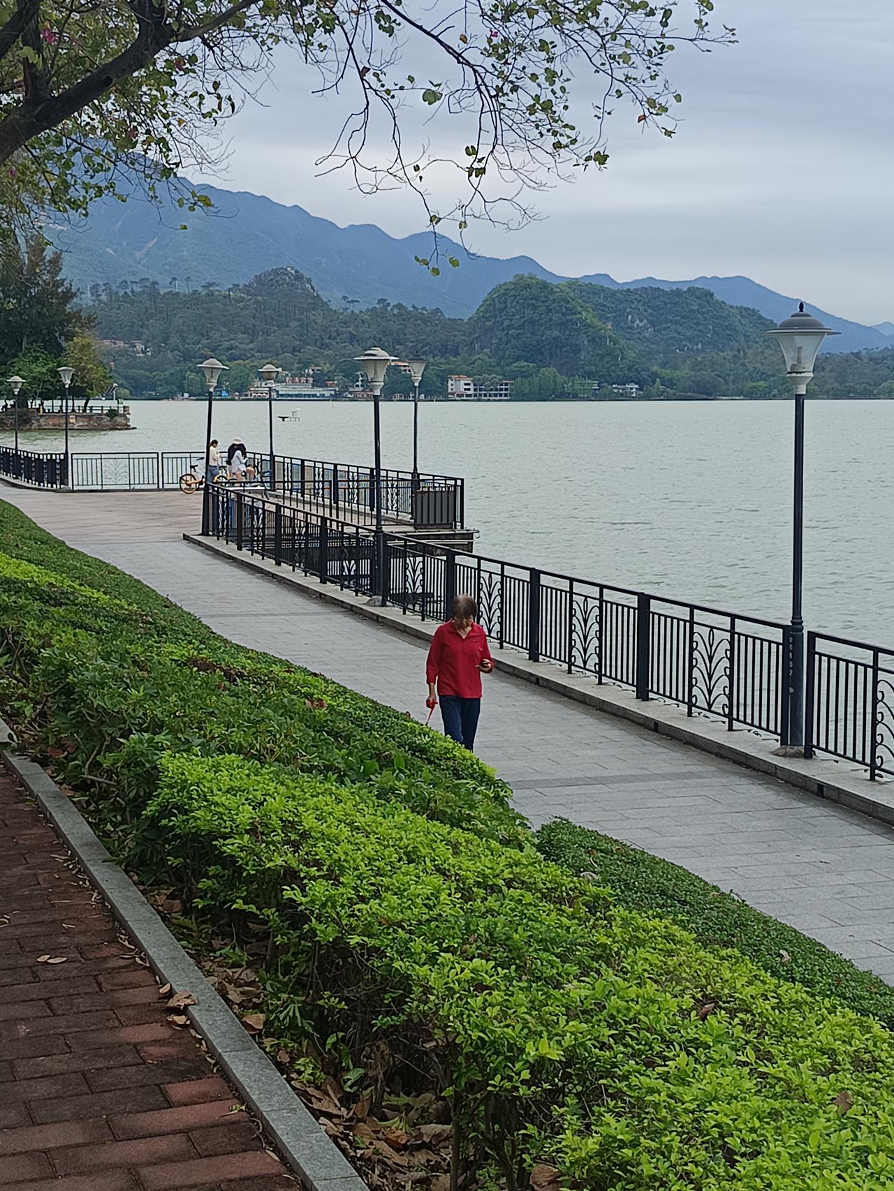 我终于知道了
清明节放假，七星岩确实很多人
但这里却依然是没有多少游客



你