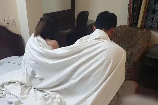 嫖娼被开除不服？重庆，一17年老司机因嫖娼被拘留3天，回公司后遭解雇索偿22万，