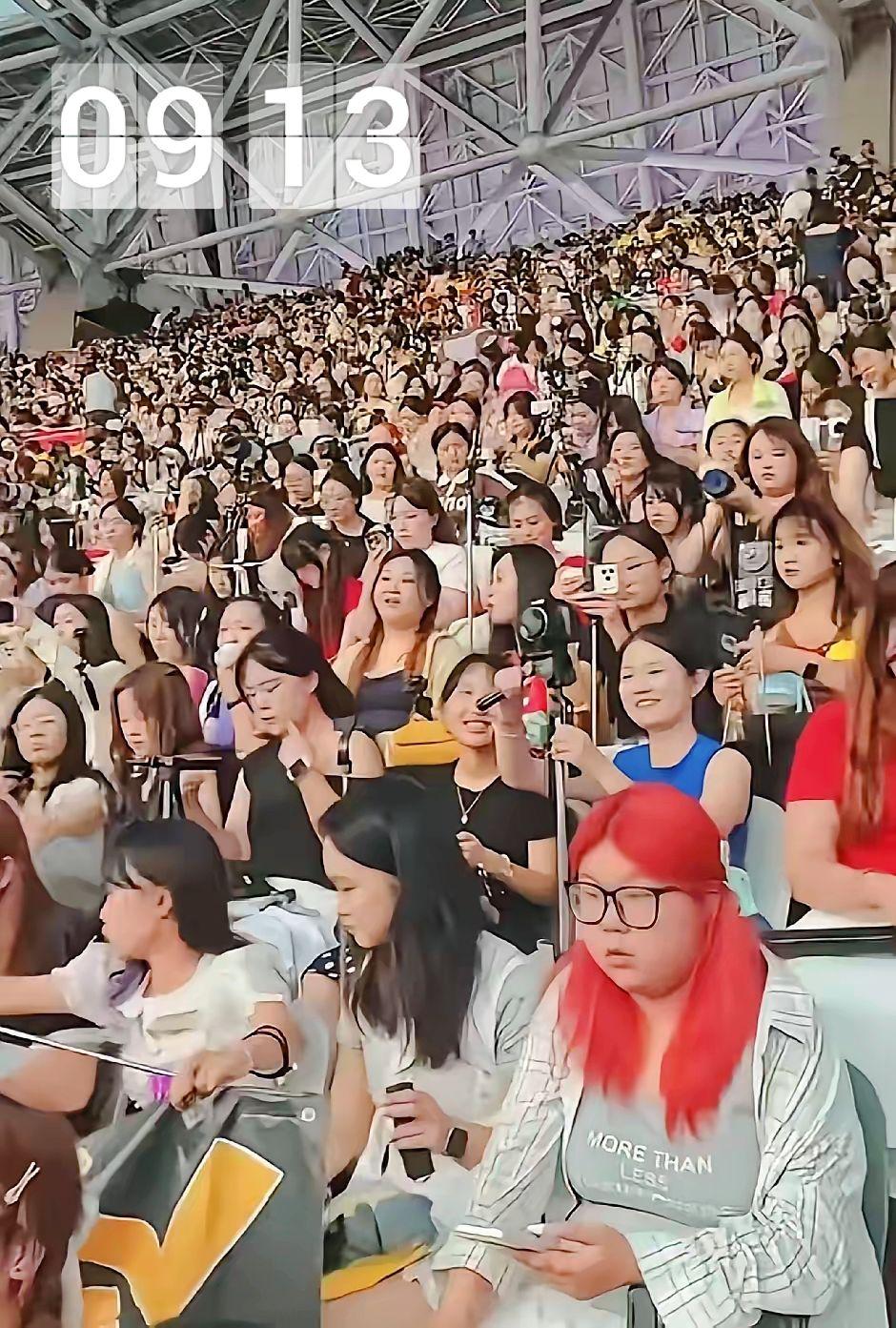 细看台下，时代少年团演唱会的观众席里，有一种格外相似的气质铺满全场，有人玩笑说那