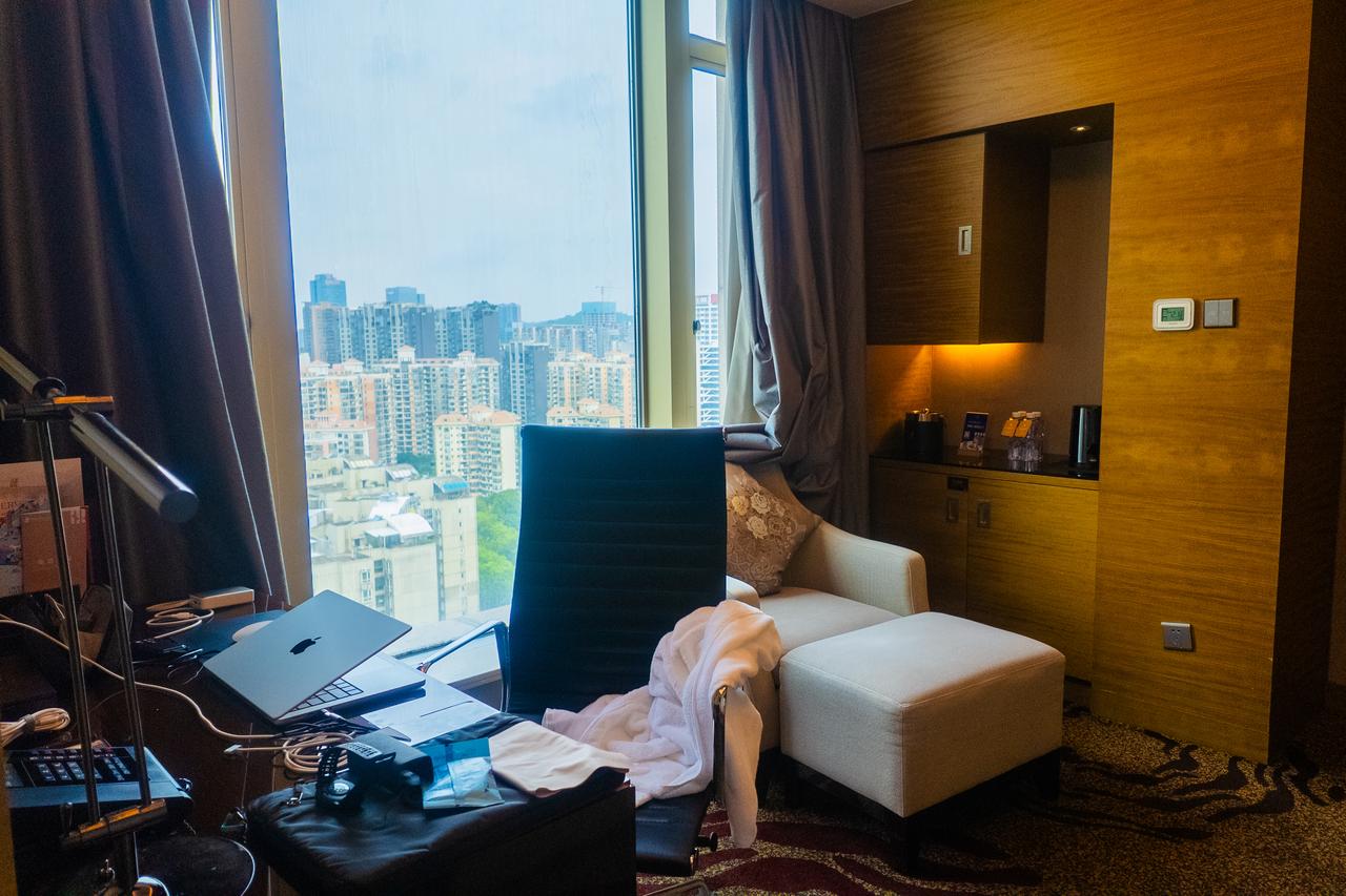 深圳出差，入住深圳雅邦朗悦酒店，非常典型的商务酒店，酒店大堂外的建筑非常气派，门