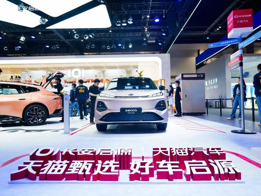 长安启源这新Q05看着挺能打，4米4多的身段塞进2米7多的轴距，空间利用率不错。