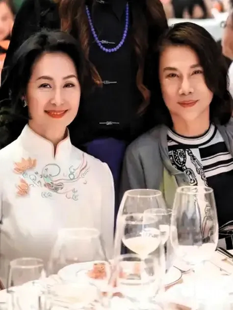 何超琼与董明珠，这两位了不起的女性同框，收起了商海中的凌厉与精明，温暖相依象闺蜜