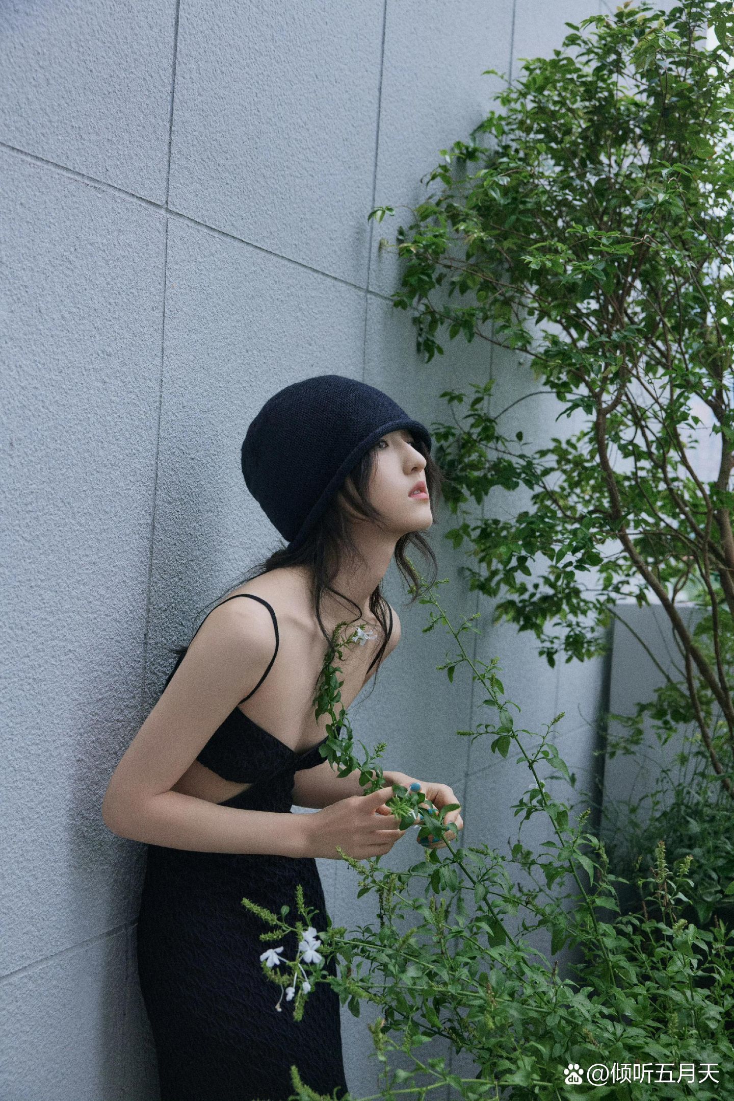 张子枫暗黑写真反差超大！跳出大家印象里的邻家妹妹模样，全新冷感风格太让人惊喜了！