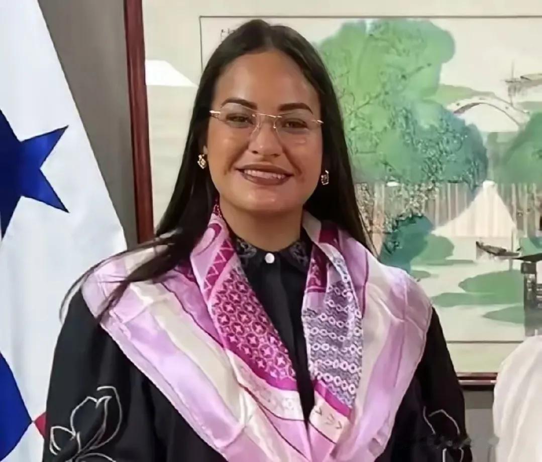 佩尼亚尔瓦，现任巴拿马阿赖汉市市长。

正是在她的坚持下，位于阿赖汉市的中巴纪念