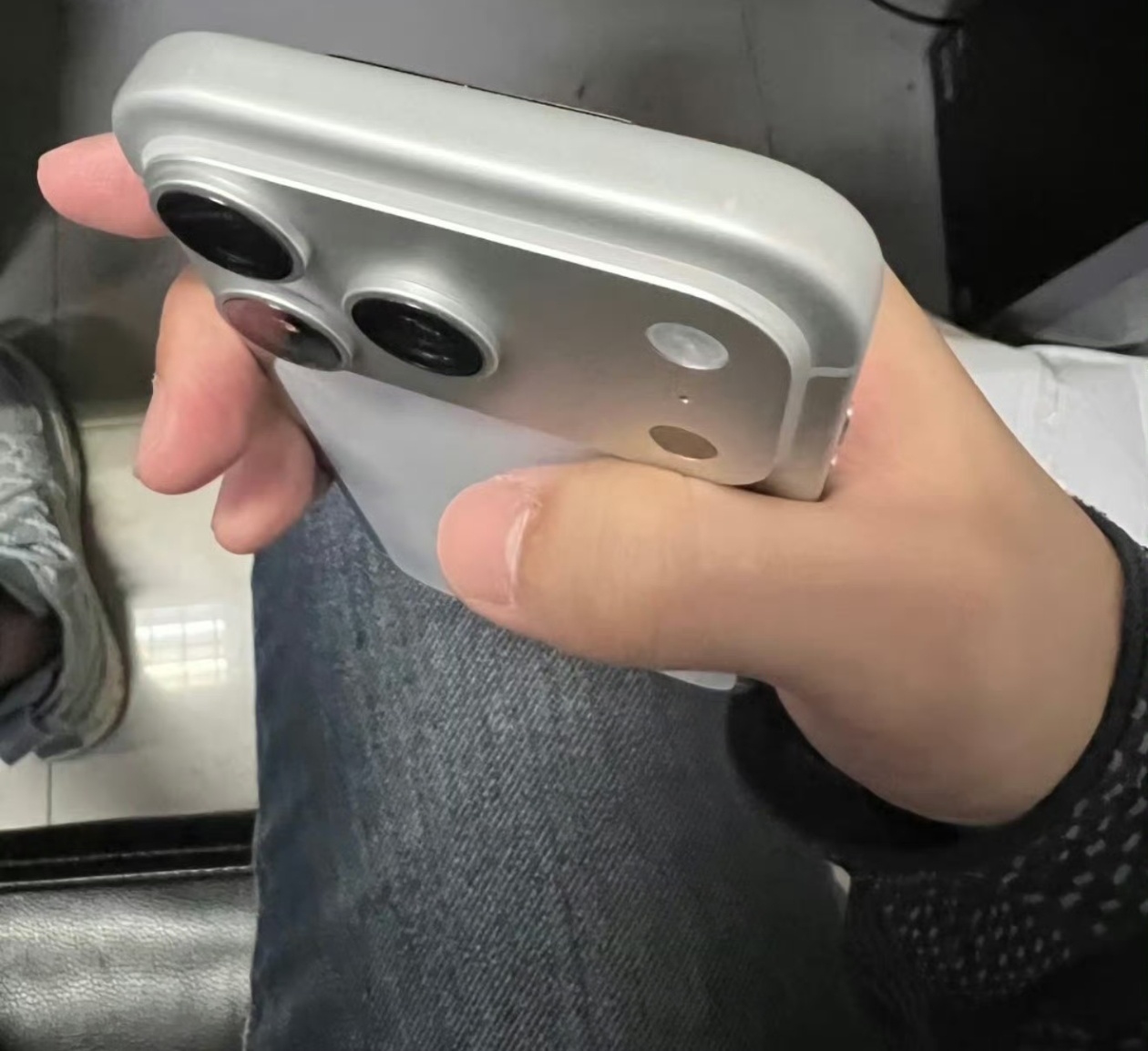 第一批iPhone17贴膜受害者出现了铝合金还是不如钛合金呀！也不知道苹果是怎么