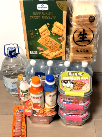 比台风先到的是积食 前年台风天囤了三桶水 没派上用场希望今年依旧无事发生我就当零