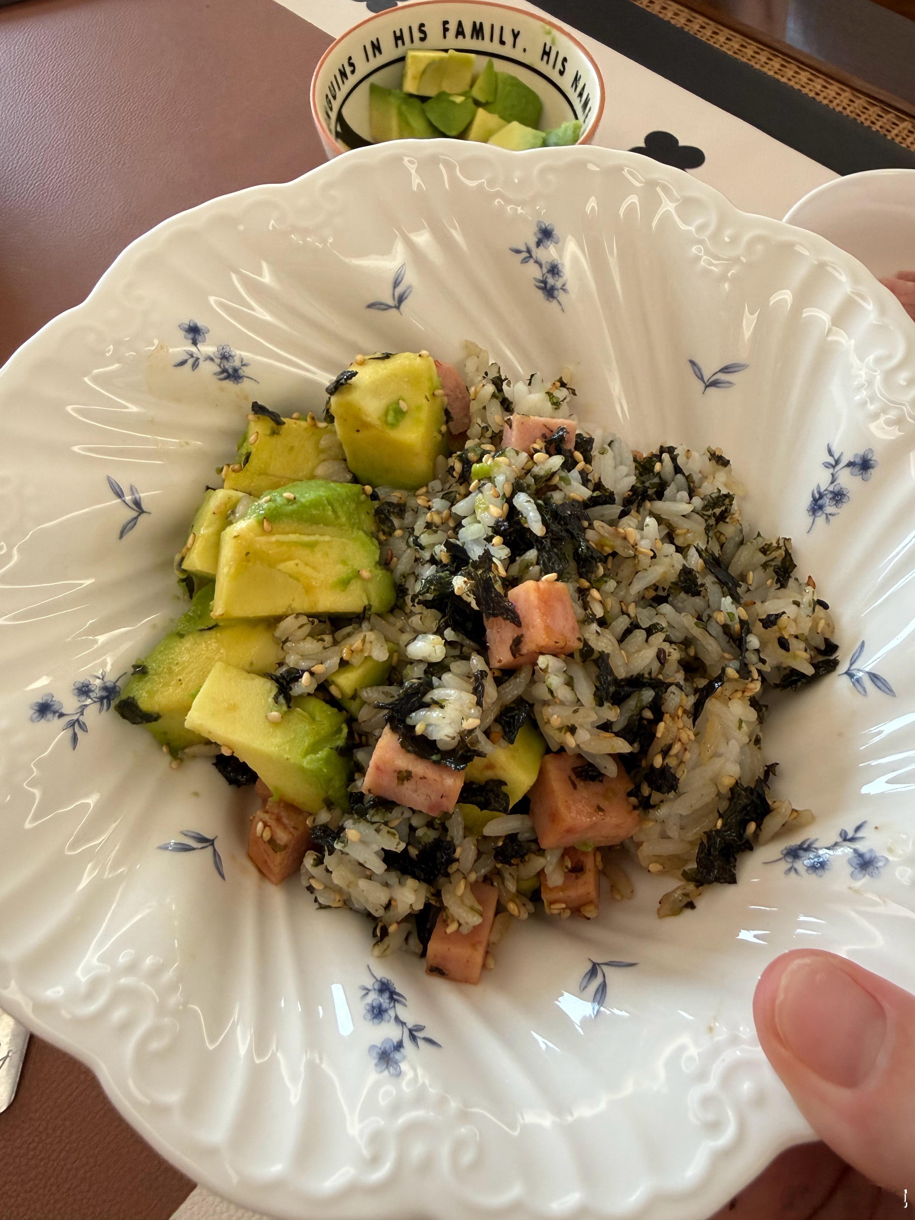 开饭开饭～笑死，菜都切好了，发现家里没有火锅底料了，楼下也没有卖的，骑了电动车去