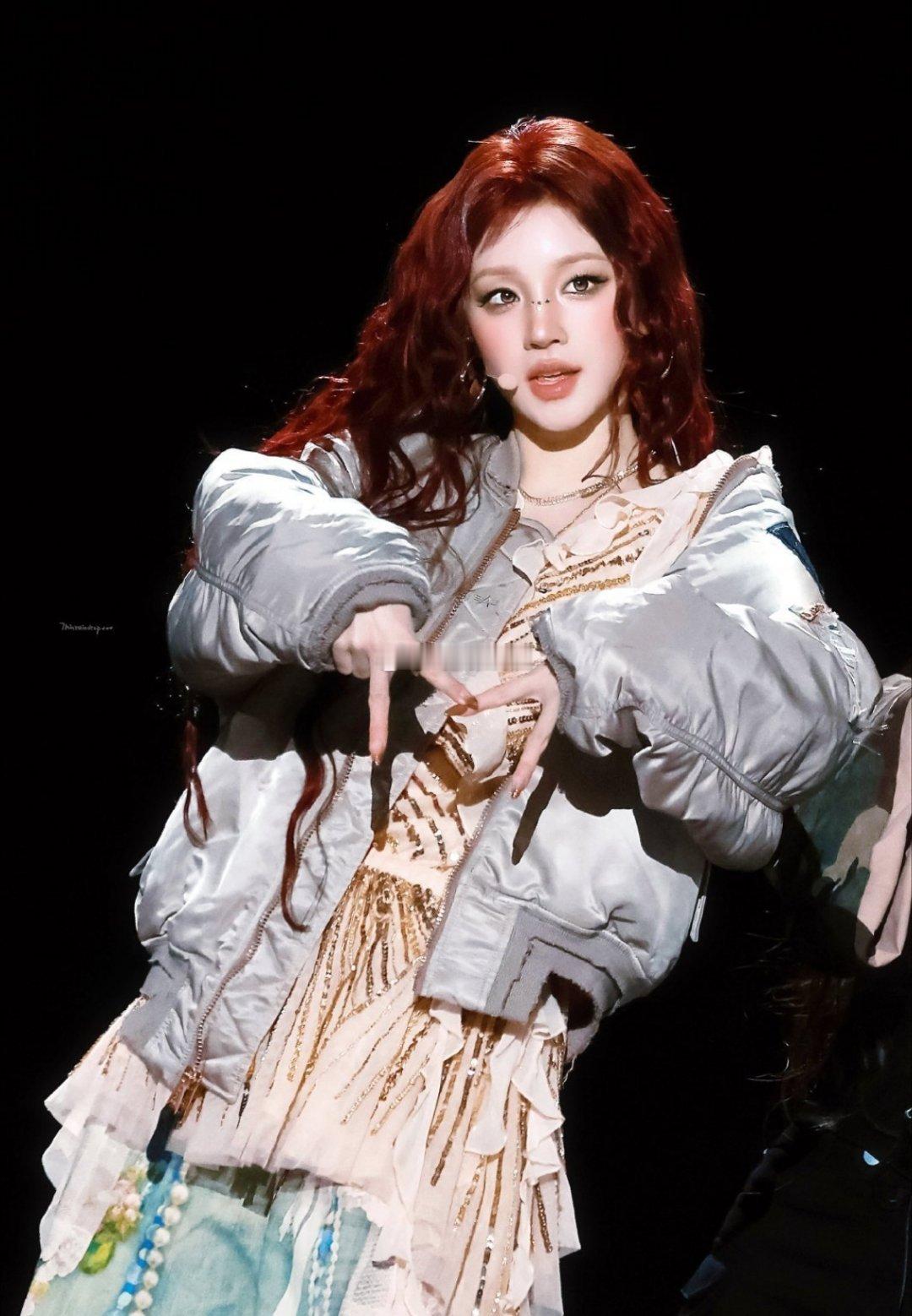 宋雨琦 红发美杜莎 宋雨琦红发似焰，仿若美杜莎幻化人形。一颦一笑间，美神之力倾泻