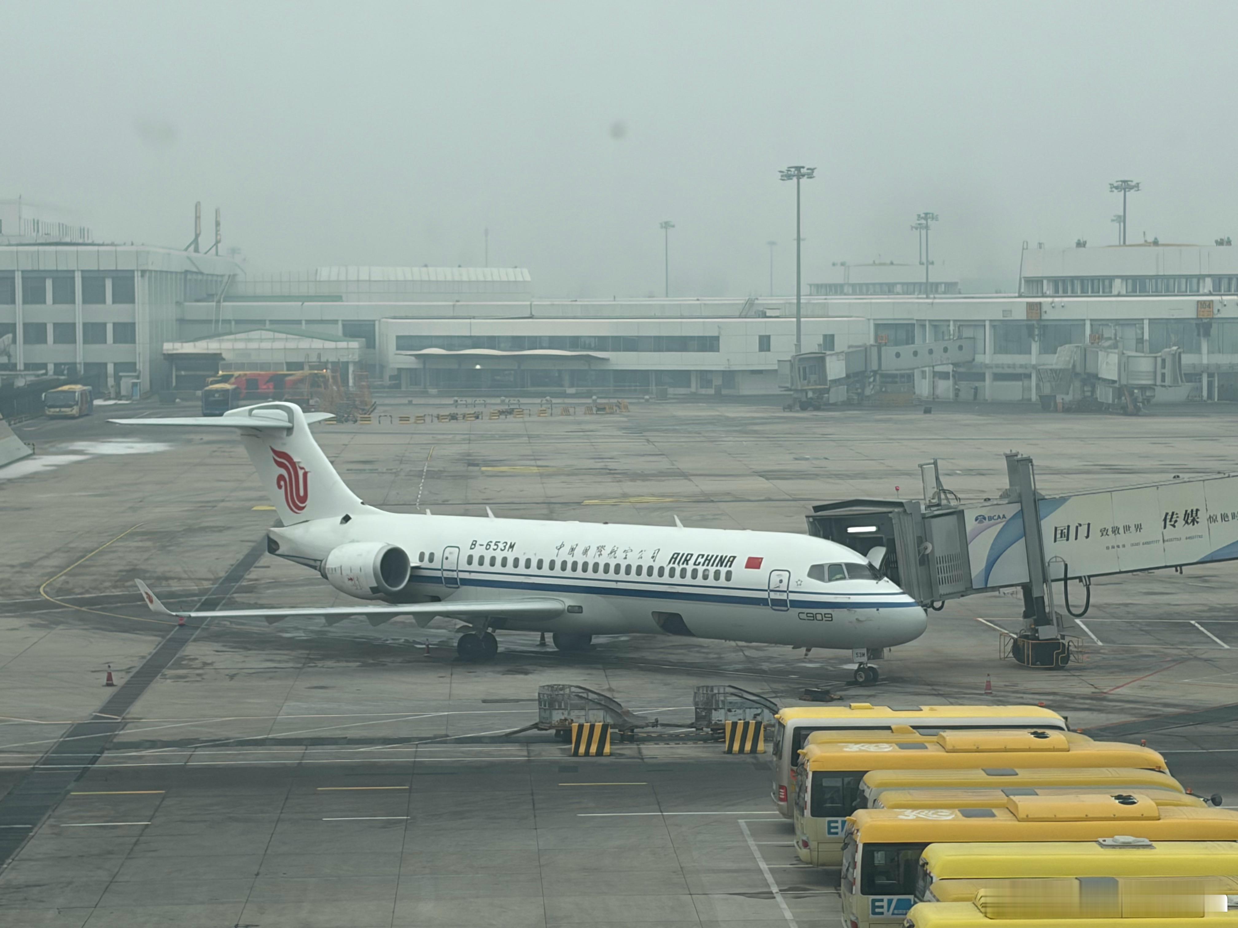 首都机场看到一架至今未解锁的C909还挺好奇这飞机的乘坐体验c909