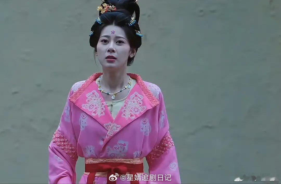 御廷谣这服装真绝了。很难找到配色花色这个奇葩的。 