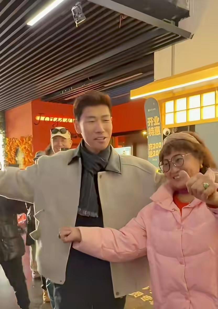 发生了什么？张半仙年前还是唱歌跳舞，清仓离场，赚点小钱跑了，小日子过得飞起。可是