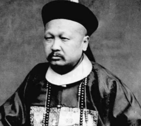 1901年，慈禧为了取悦洋人，命令军机处大臣赵舒翘自杀。上午八点，赵舒翘接连吃了