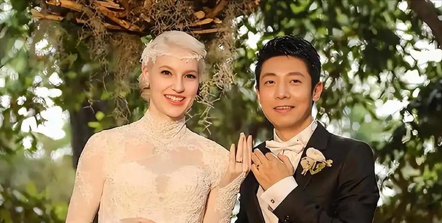 八年前，亿万豪门千金李白，执意要嫁给撒贝宁，而与父亲决裂，八年后，李白终于明白，