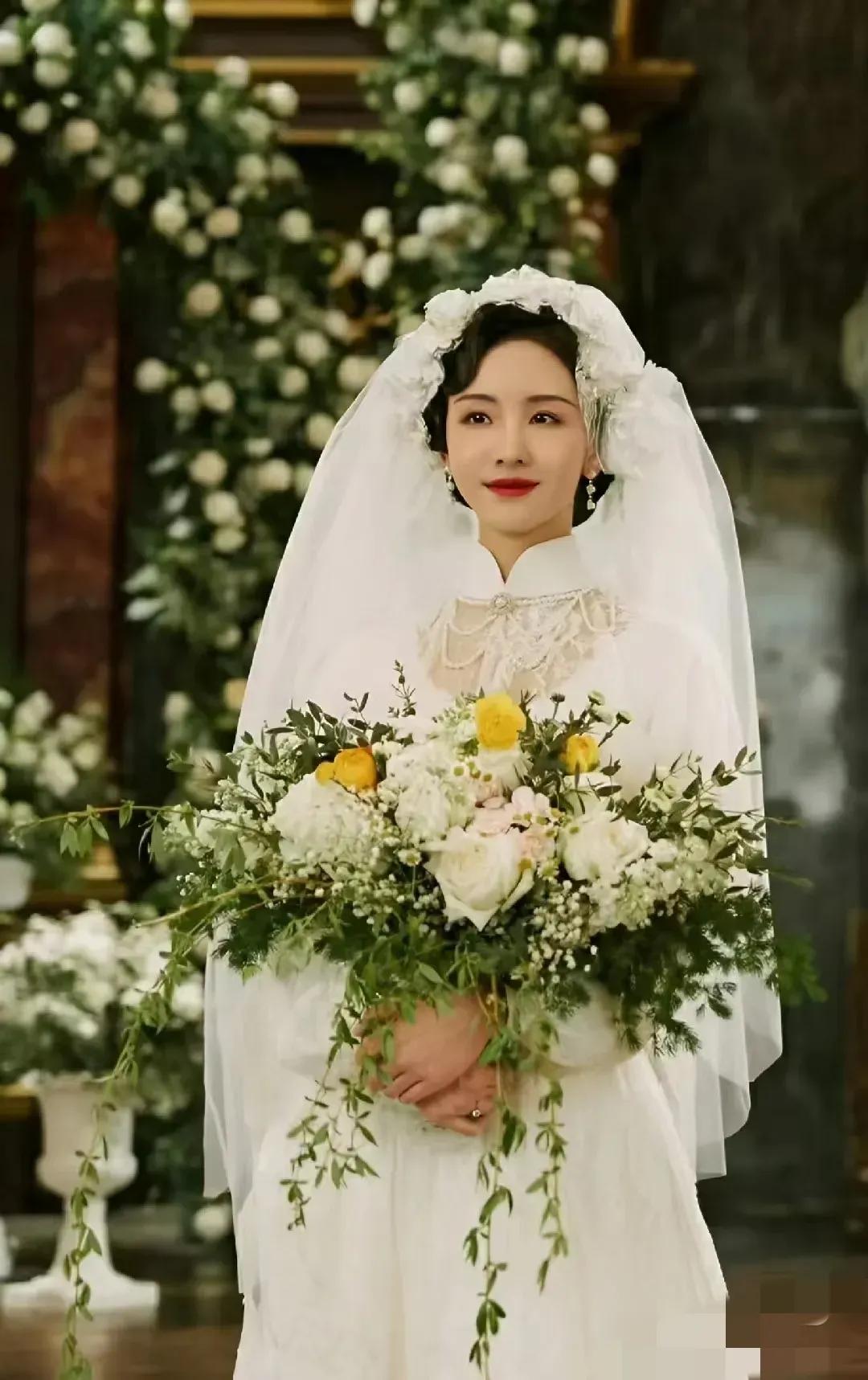 陈都灵这身打扮很漂亮，如同盛开的鲜花一样，哪个女子打扮成这样，颜值都提升不少哦。
