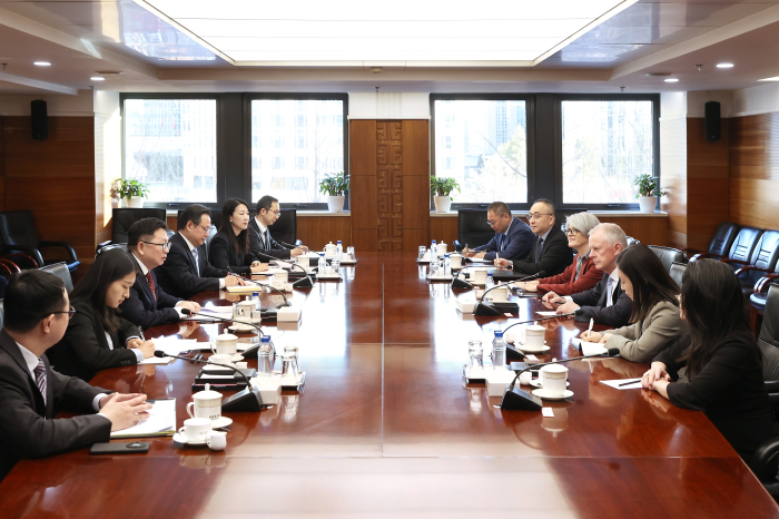 商务部副部长兼国际贸易谈判副代表凌激会见丹麦托普索公司总裁兼首席执行官罗兰·巴安