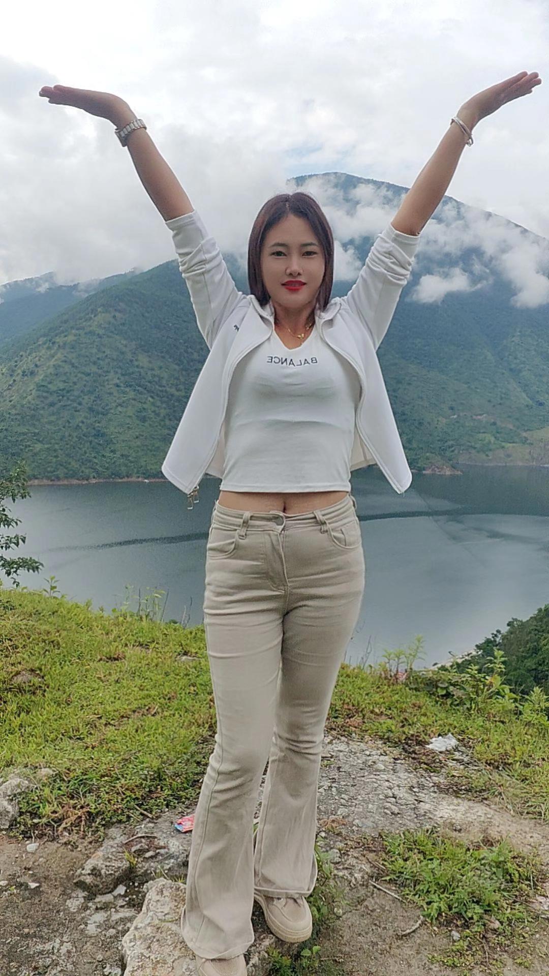 我曾爱你爱到发了疯，也曾想你想到犯过病，我兜兜转转陪了你一程，你却狠心...