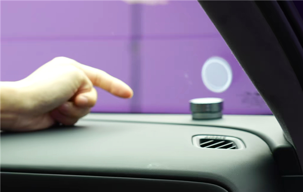 全新问界M6内饰主打年轻化与可玩性：配备全液晶仪表、HUD及可旋转四维中控屏；副