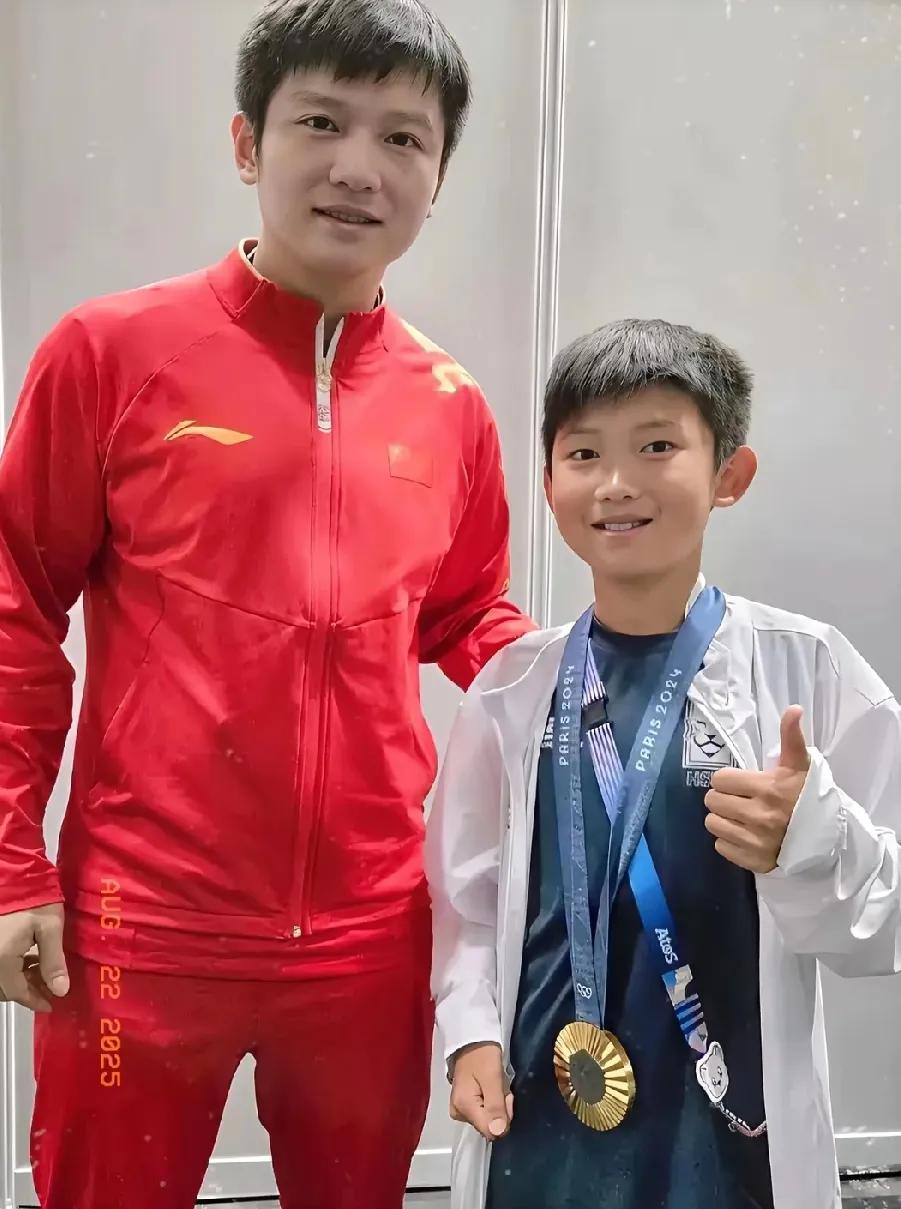 小胖樊振东和小球迷同框啦✨
 
谁懂！刷到小胖和小朋友的合影，红色运动服衬得他超