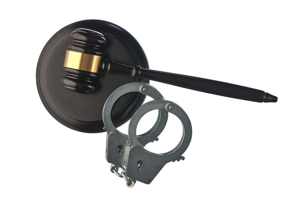 辽宁这起案子简直比电视剧还抓马！吴某和刘某同居8年，车房都登记在刘某名下。后来吴