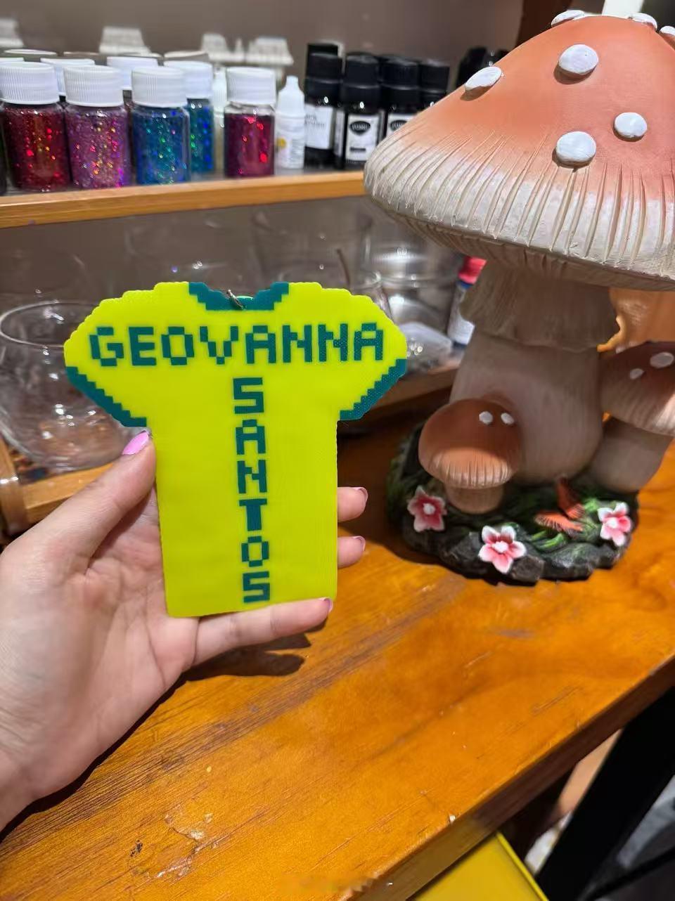 这三个运动员都把我送给她们的拼豆挂在比赛随身背的包上，开心😁有种自己的心意被珍