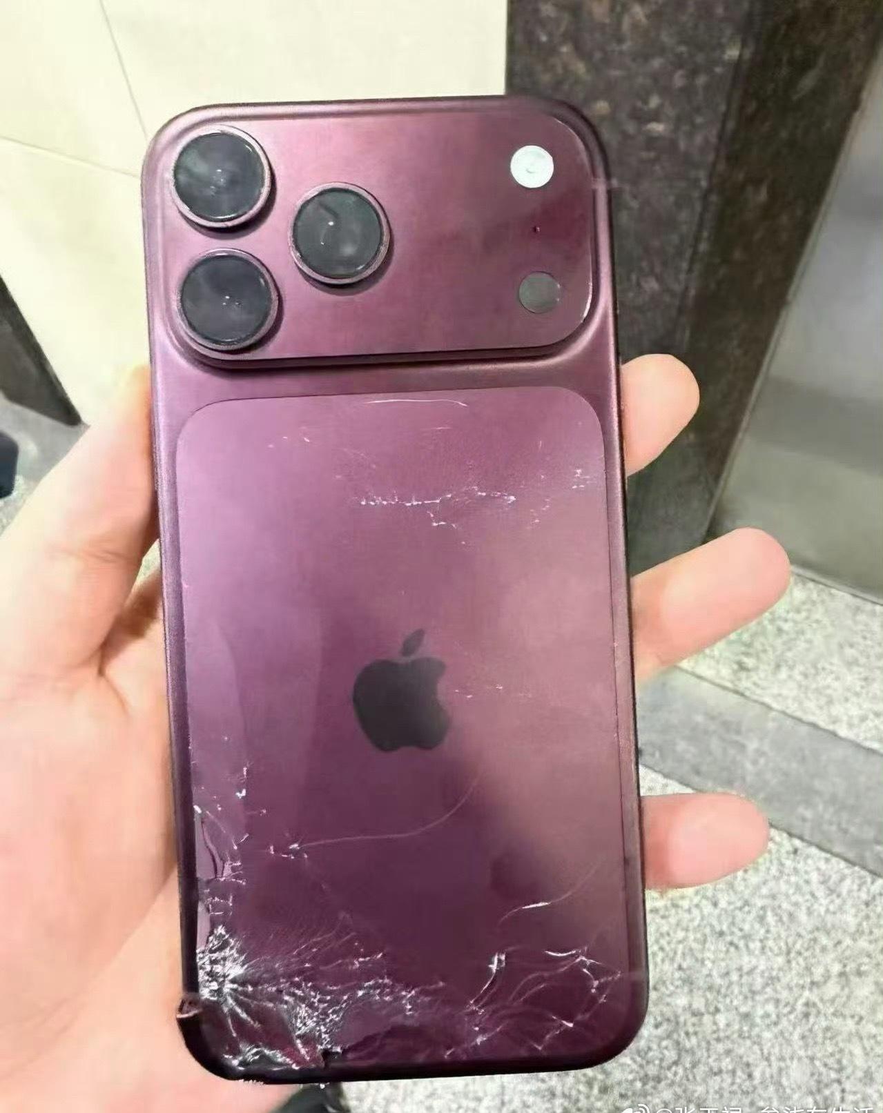 有的人还没拿到，有的人已经开摔了[允悲]
现在新款iPhone首摔成了必修课。 