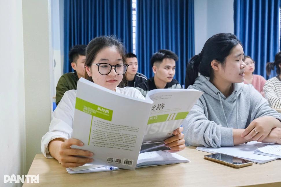 在越南中文才是用来赚钱的，35岁越南白领辞去稳定工作，专心报名学习中文，只为获取