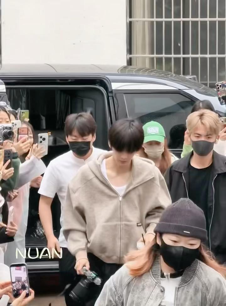 真帅哥才敢素颜出镜！张凌赫清晰胡青自带荷尔蒙，骨相立体到怼脸都扛住，松弛又狂野，