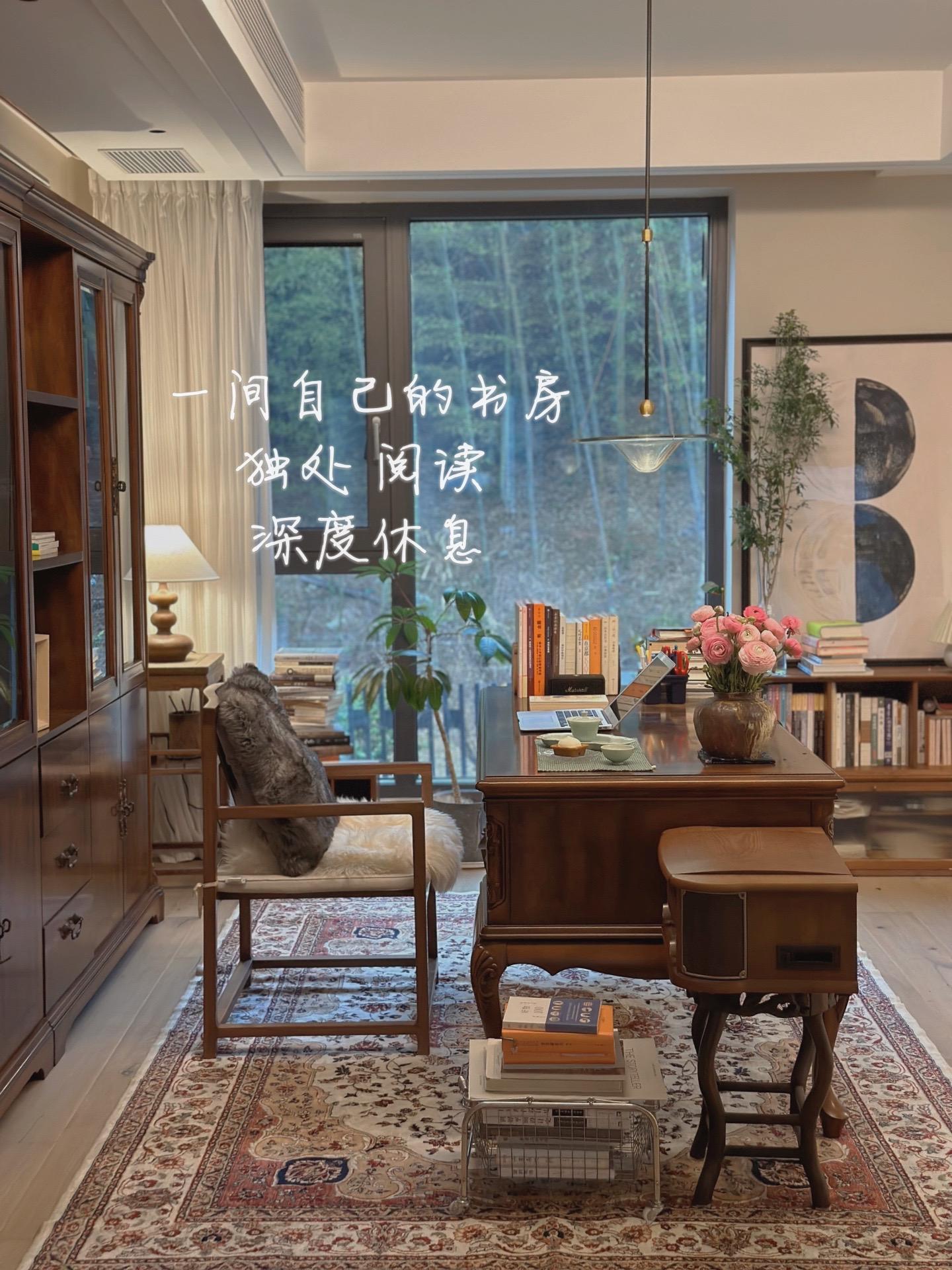 叮～发呆时间到～
一休哥想出妙计前会说：休息，休息一下
.
📖《深度休息》
里面谈到了10种休息治愈的方式
🔸正念
🔸看电视
🔸空想
🔸洗个舒服的热水澡
🔸舒心地出去走走
🔸什么也不做
🔸听音乐
🔸独处
🔸走进大自然
🔸阅读
.
喜欢书里提到的“创造一个休息盒”
制作一个自己的个性化盒子，里面装的都是能帮自己平静心情、休息放松的物品
比如：织毛衣的针线、一些植物的种子、几本书、一张
轻松的音乐播放列表，一张伸展运动的卡片等等
我应该会在里面放自己喜欢的茶、茶具、香薰、玩具
你会放啥
