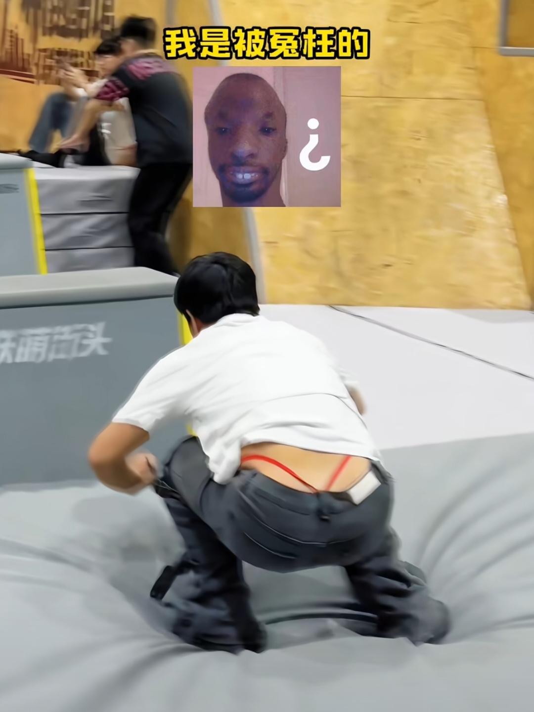 差点笑晕，男子被人抓拍，说他穿丁字裤，知道真相后，原来如此