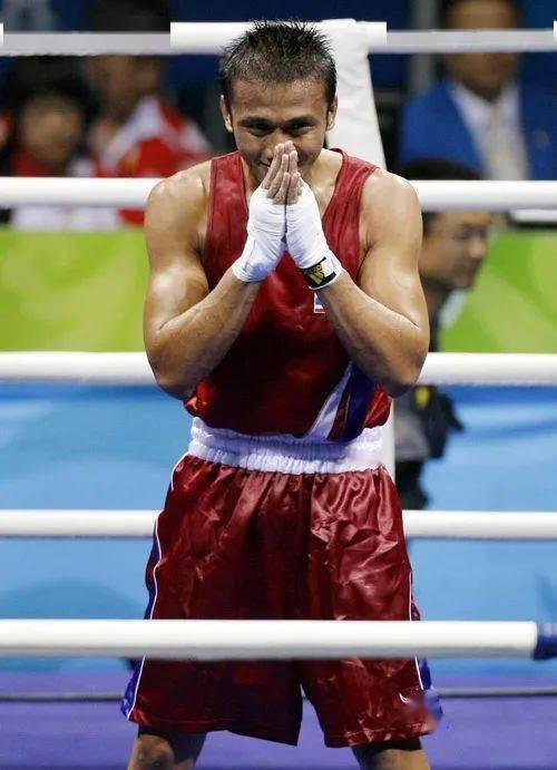 谁能想到曾经奥运赛场上光鲜亮丽的金牌得主，如今却变成了诈骗犯，锒铛入狱。
 
泰