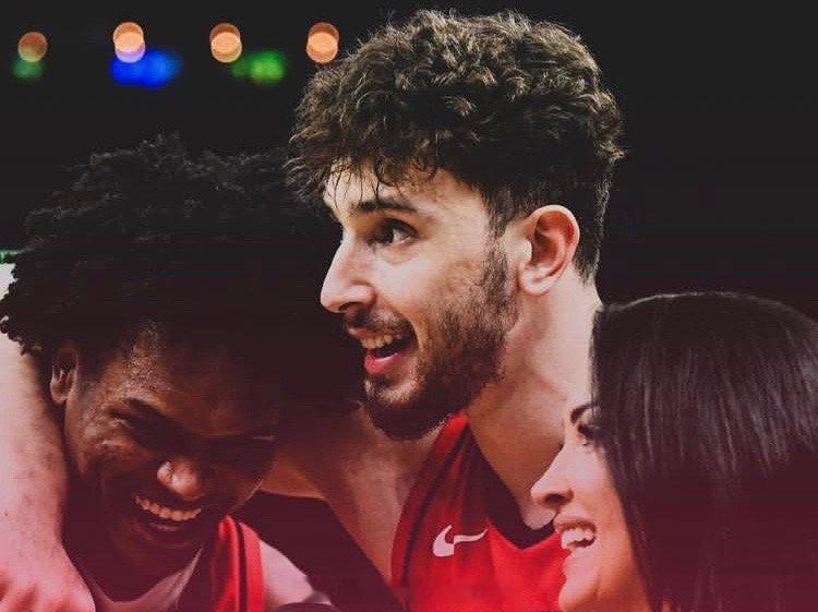 申京接受采访时透露，当他在场上持球时，队友阿门甚至会提醒对方球员去协防他。“有个