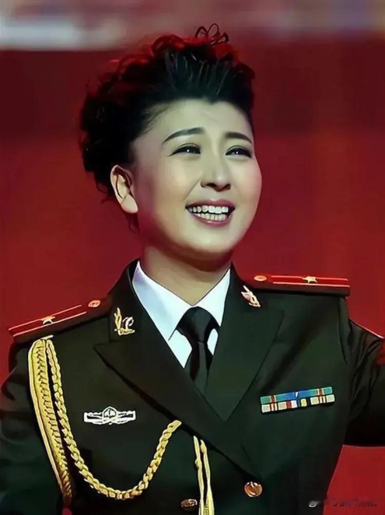 闫学晶，她身着的是中国人民解放军海军政治部文工团的礼服。从肩章和领章来看，她佩戴