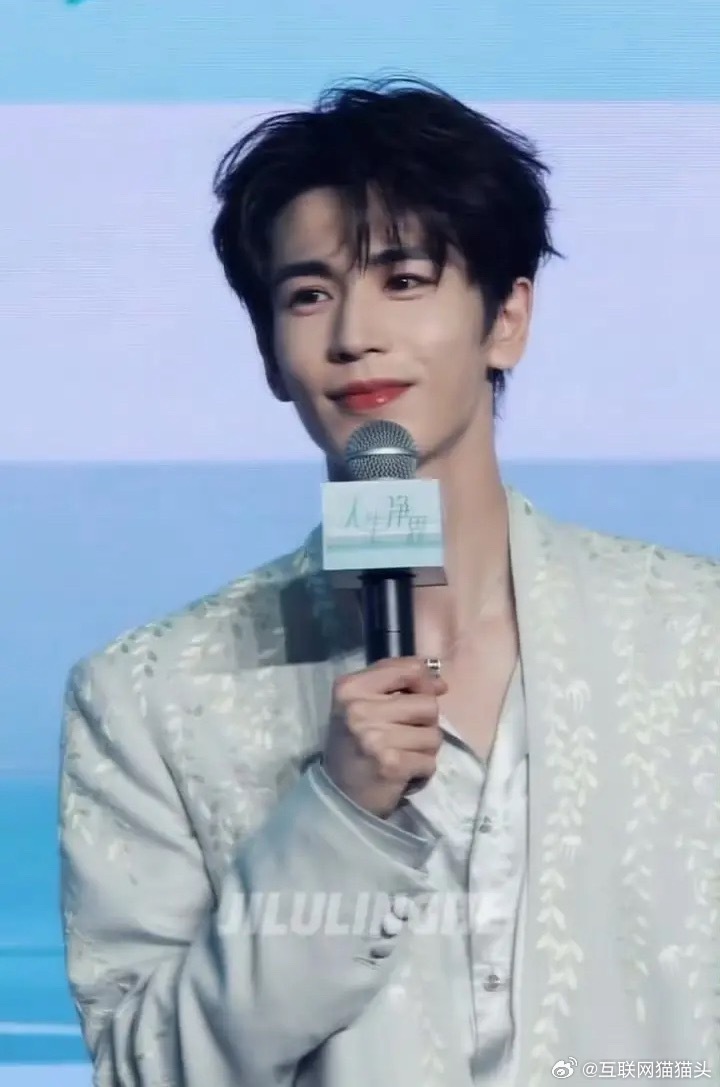 宋威龙张凌赫最近活动生图，谁赢了？ 